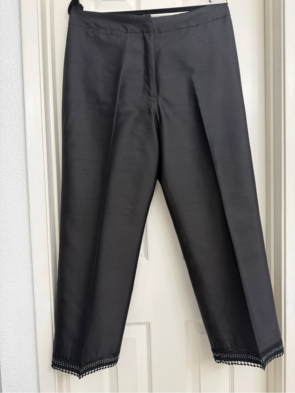 7099 Willi Smith Collection Women Black 100% Silk Lined Capri Pants Crochet Hem